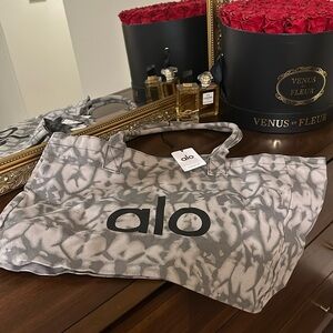 NEW WITH TAGS Alo Tote